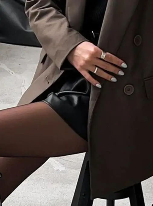 Stile alla moda e minimalista, pantaloni di pelle di fascia alta, pantaloni corti, abbigliamento da donna, autunno/inverno 2025