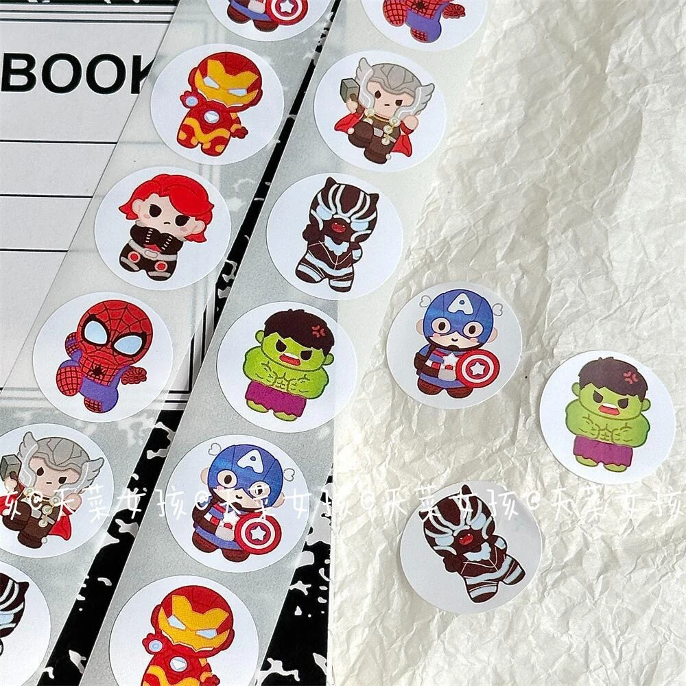 500 sztuk/rolka Kawaii Disney Avengers naklejki Cute Cartoon superbohater naklejka dekoracja gitara Notebook telefon naklejki dla dzieci zabawki