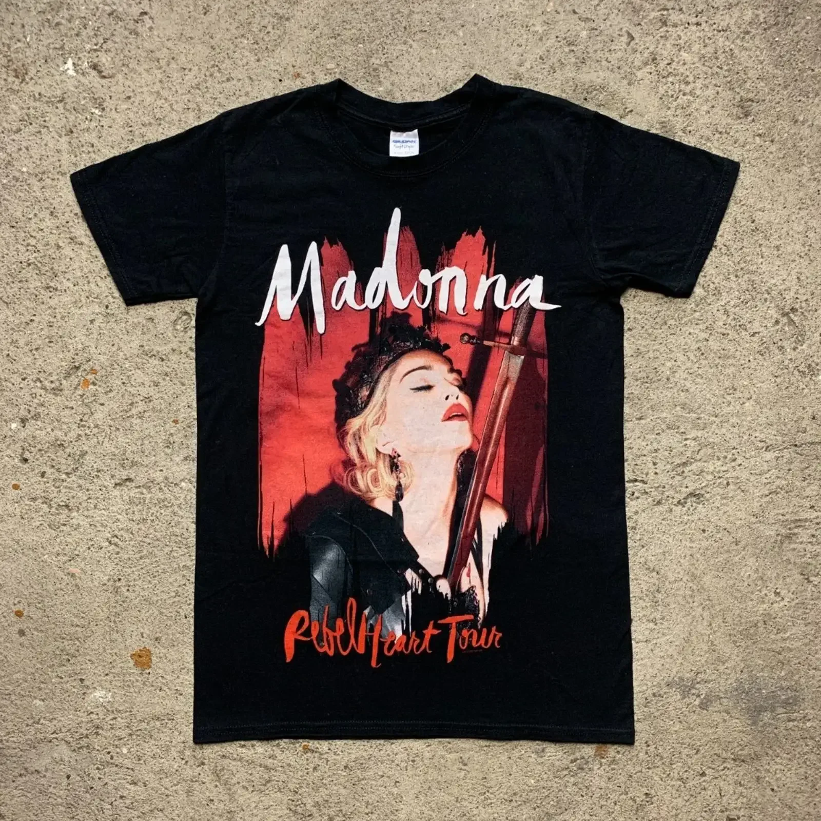 Camiseta Madonna Rebel Heart Tour 2015 vintage lavada, confortável, elegante e elástica para uso diário, ligeiramente unissex e casual.