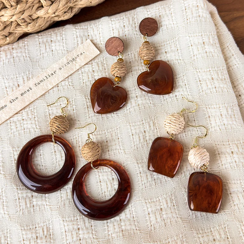 Vintage Resin Earrings: A Mix of Woven Grass and Wooden Beads—Vacation-Style Amber-Patterned Earrings