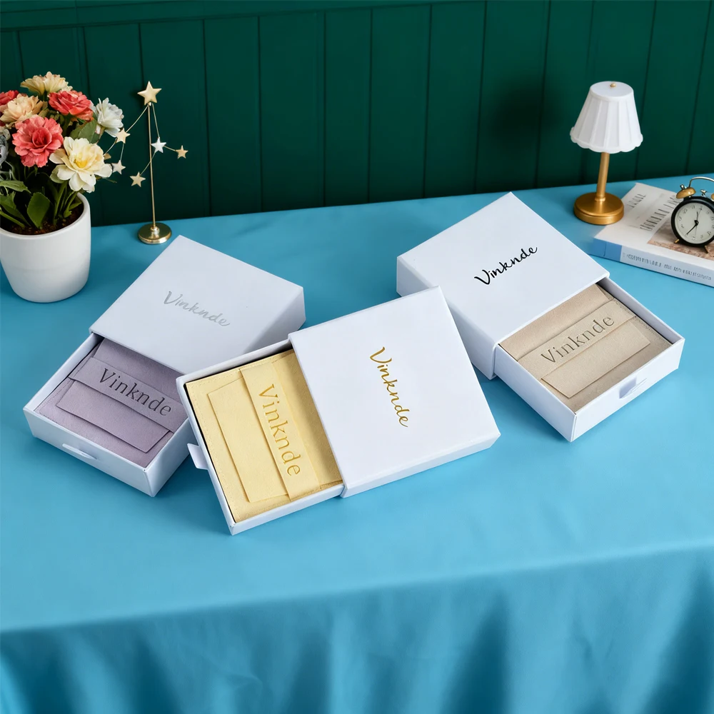 

100 комплектов, бумажная коробка для ювелирных изделий с персонализированным логотипом 9x9x2,5 см и сумкой из микрофибры 8x8 см, 7x7x1,7 см, коробки с выдвижными ящиками, вставка 6,2x6,2 см, полосатый мешок