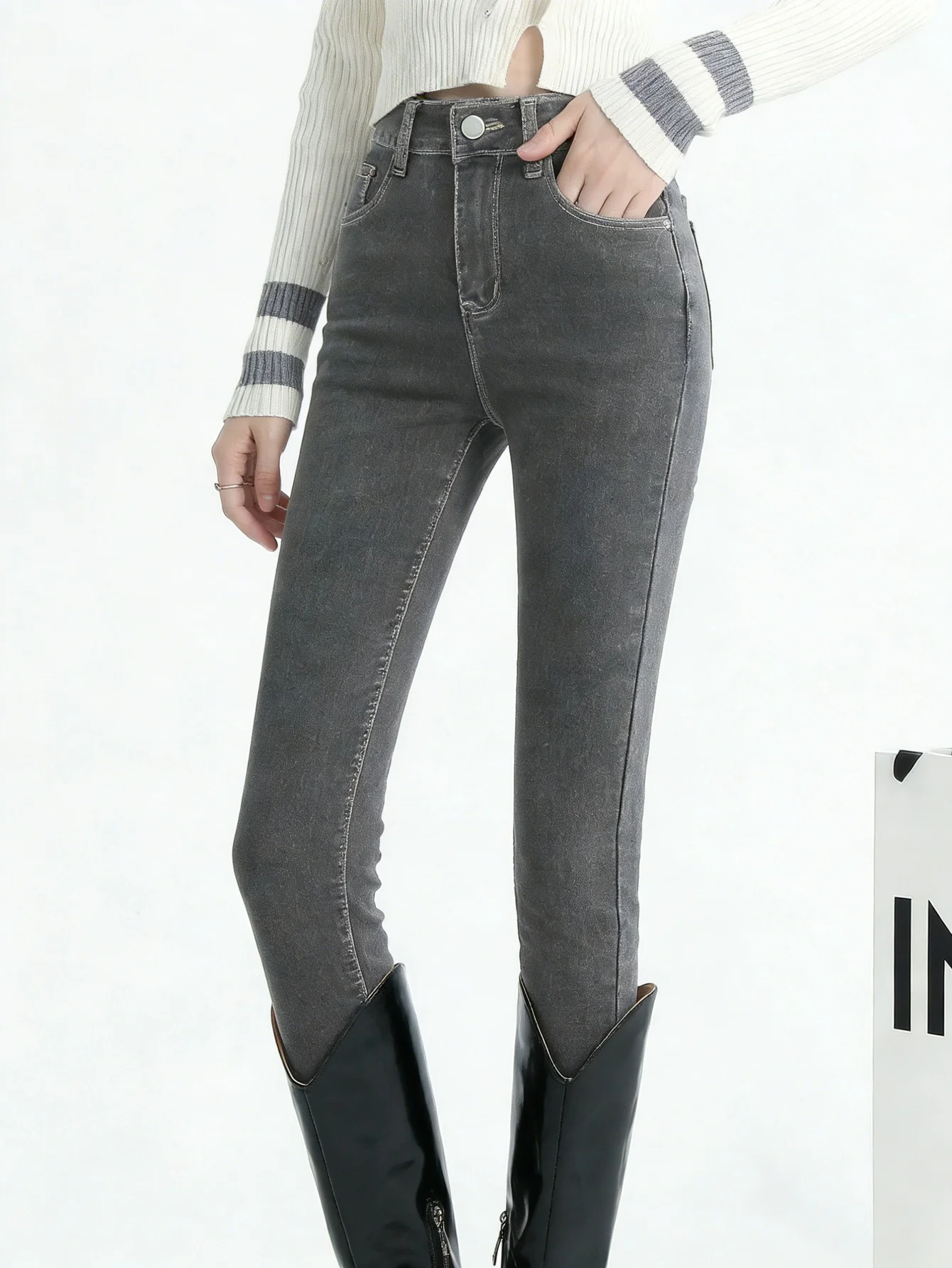 

Мужские джинсы серого цвета, узкие, винтажные, в стиле стритвир, без аксессуаров и ремней.