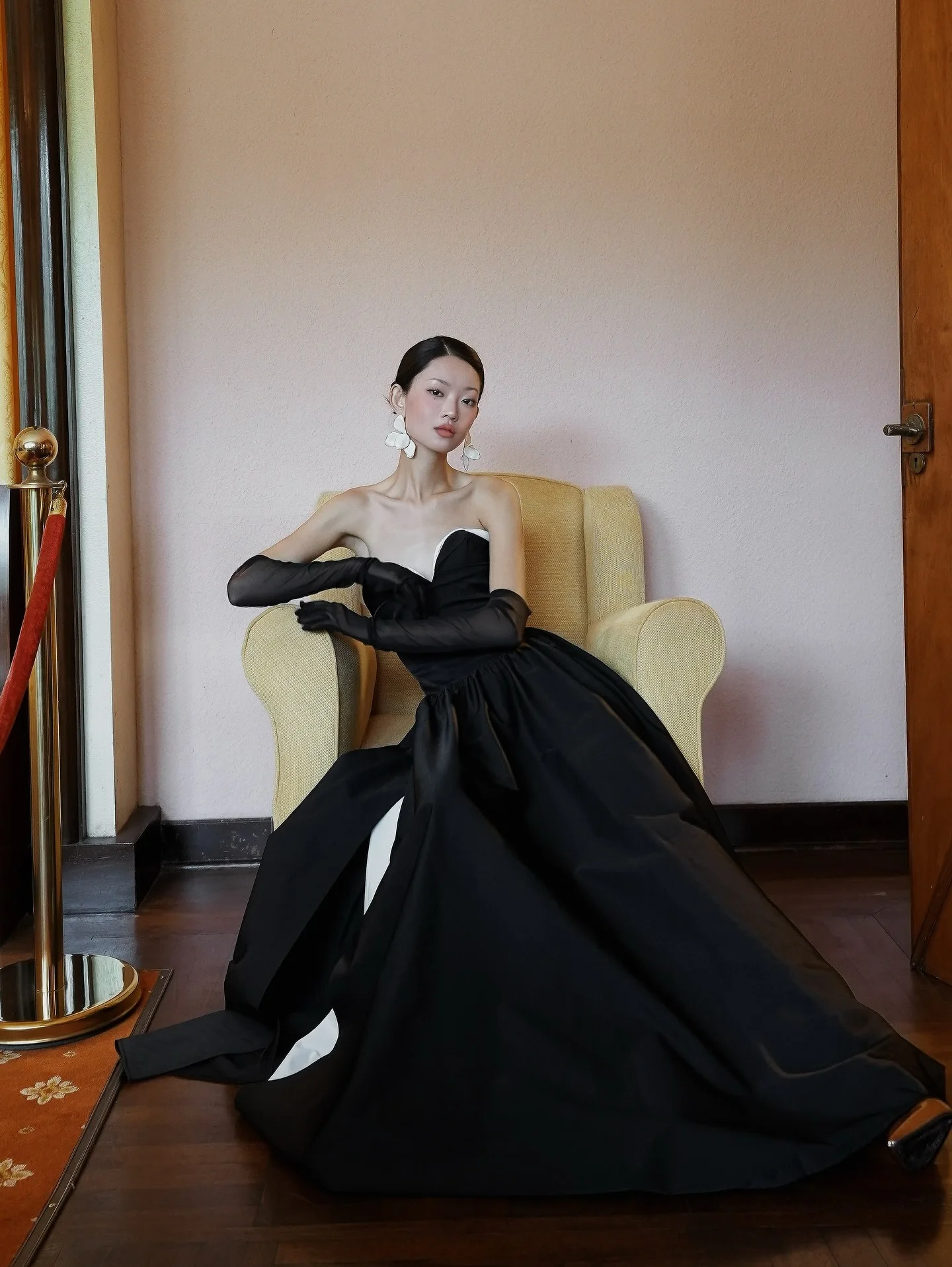 فستان سهرة أسود على طراز هوليوود مع حواف بيضاء بدون حمالات على شكل حرف A مع قفازات طويلة بفتحة عالية، ملابس رسمية للحفلات