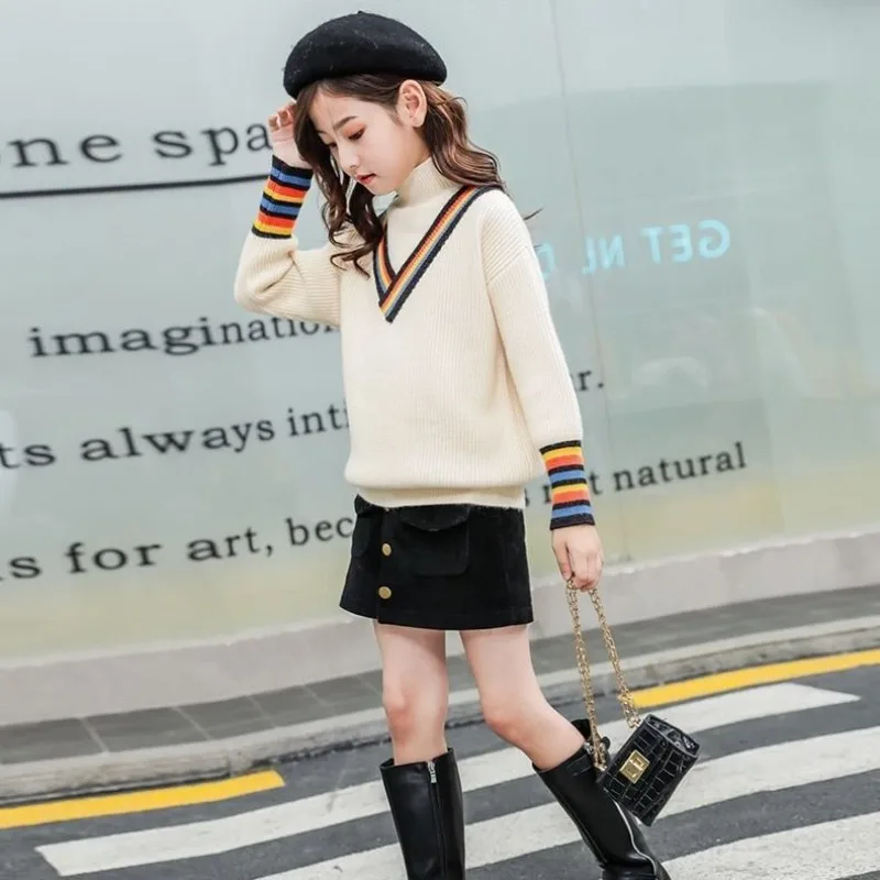 جديد 2025 سترة متماسكة سميكة مبطنة بالصوف للفتيات الصغيرات ملابس شتوية برقبة دائرية ، ملابس أنيقة للخريف والشتاء للأطفال