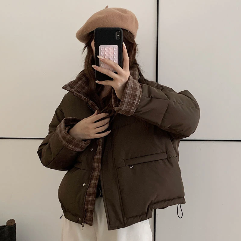 سترة دافئة قصيرة سميكة للخريف والشتاء للنساء بتصميم كوري معاطف قطنية منقوشة كلاسيكية ملابس خارجية فضفاضة مبطنة بالقطن