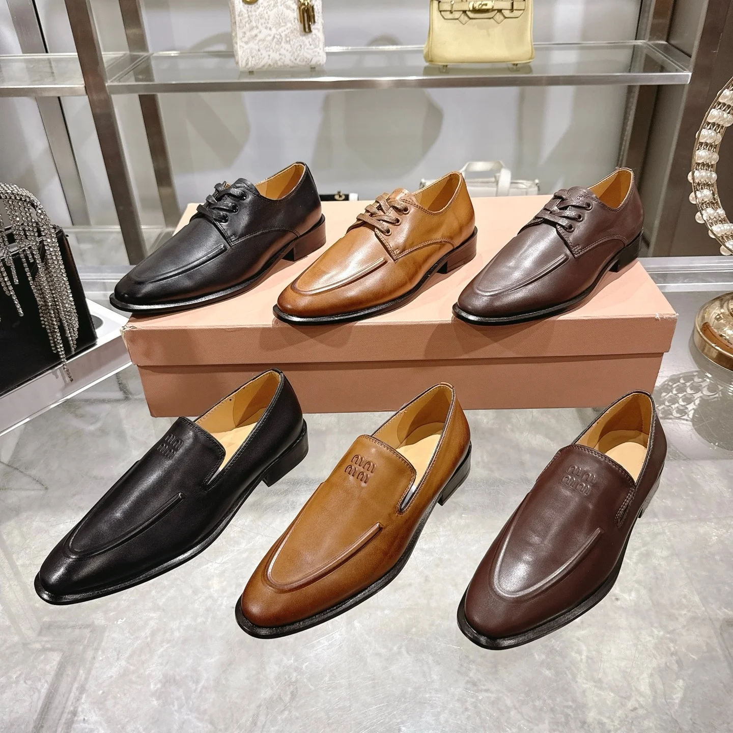 أحذية نسائية مصممة أوائل الربيع أحذية بدون كعب جلدية بنمط جديد