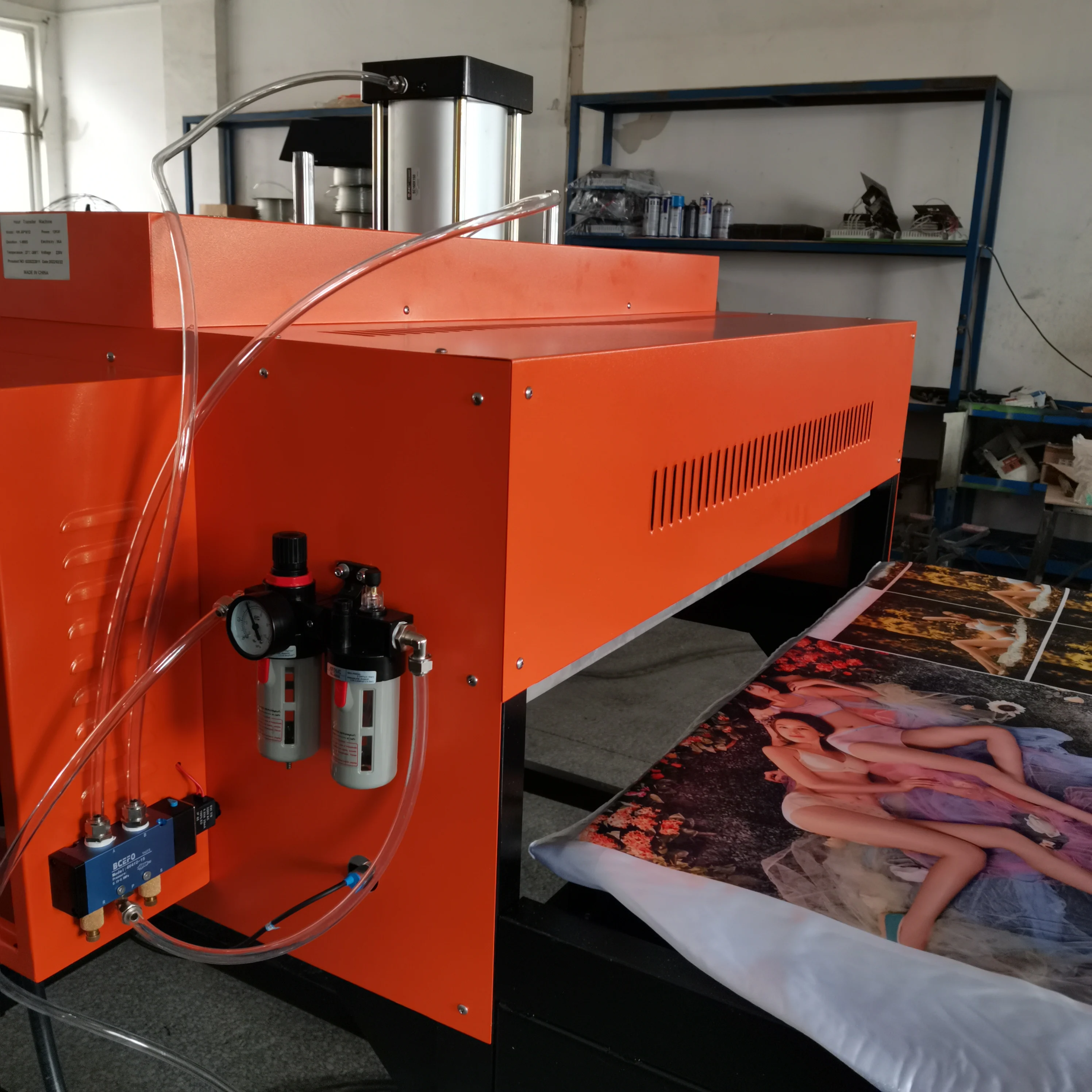 Prasa termotransferowa pneumatyczna dwustronnego działania o dużym formacie z wysuwanym blatem, 39 x 47 cali.