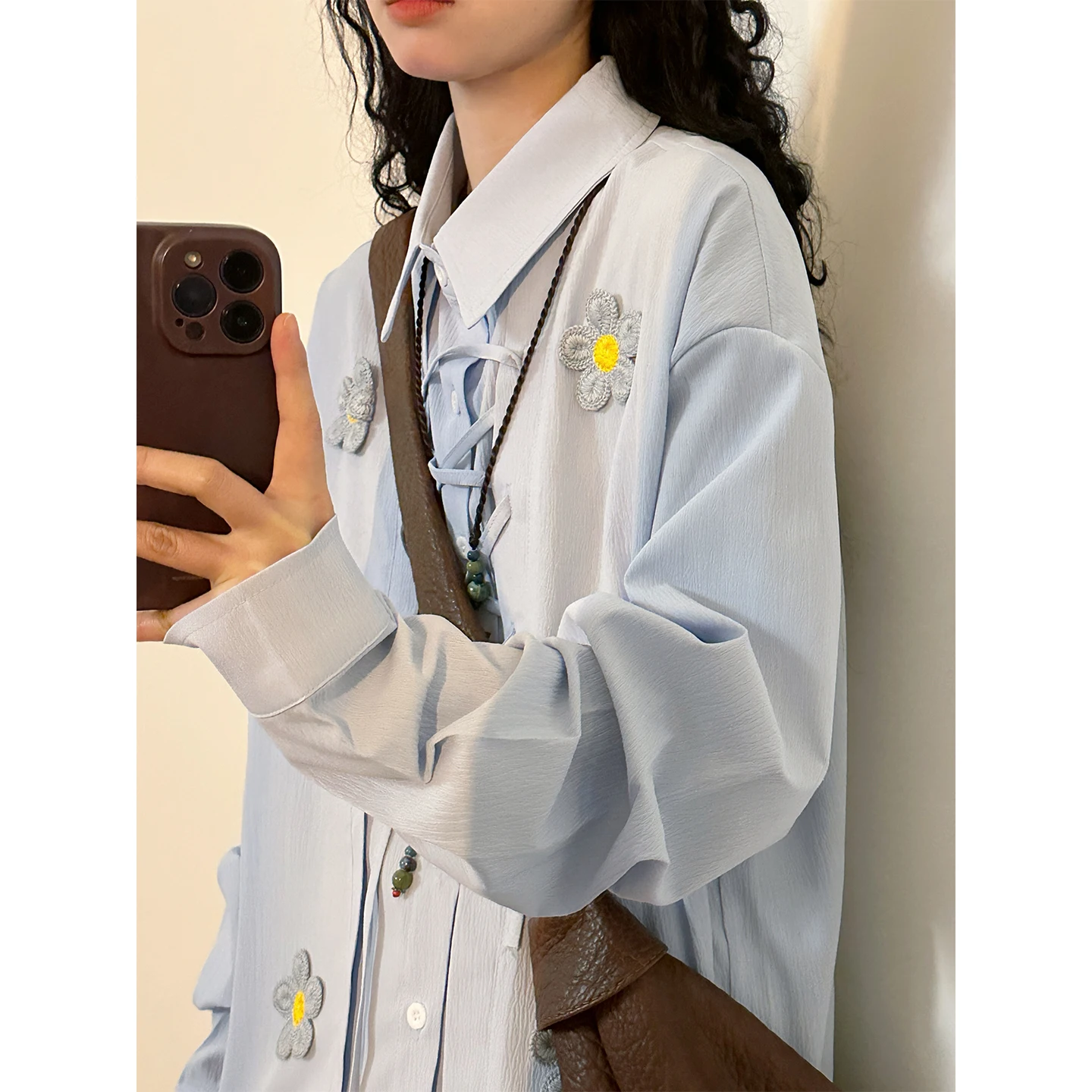 

Ретро-американская уличная рубашка с длинным рукавом, свободного кроя, женская, с вышивкой 3D-цветами, модная, весенняя, BUNACC2026, с воротником на пуговицах