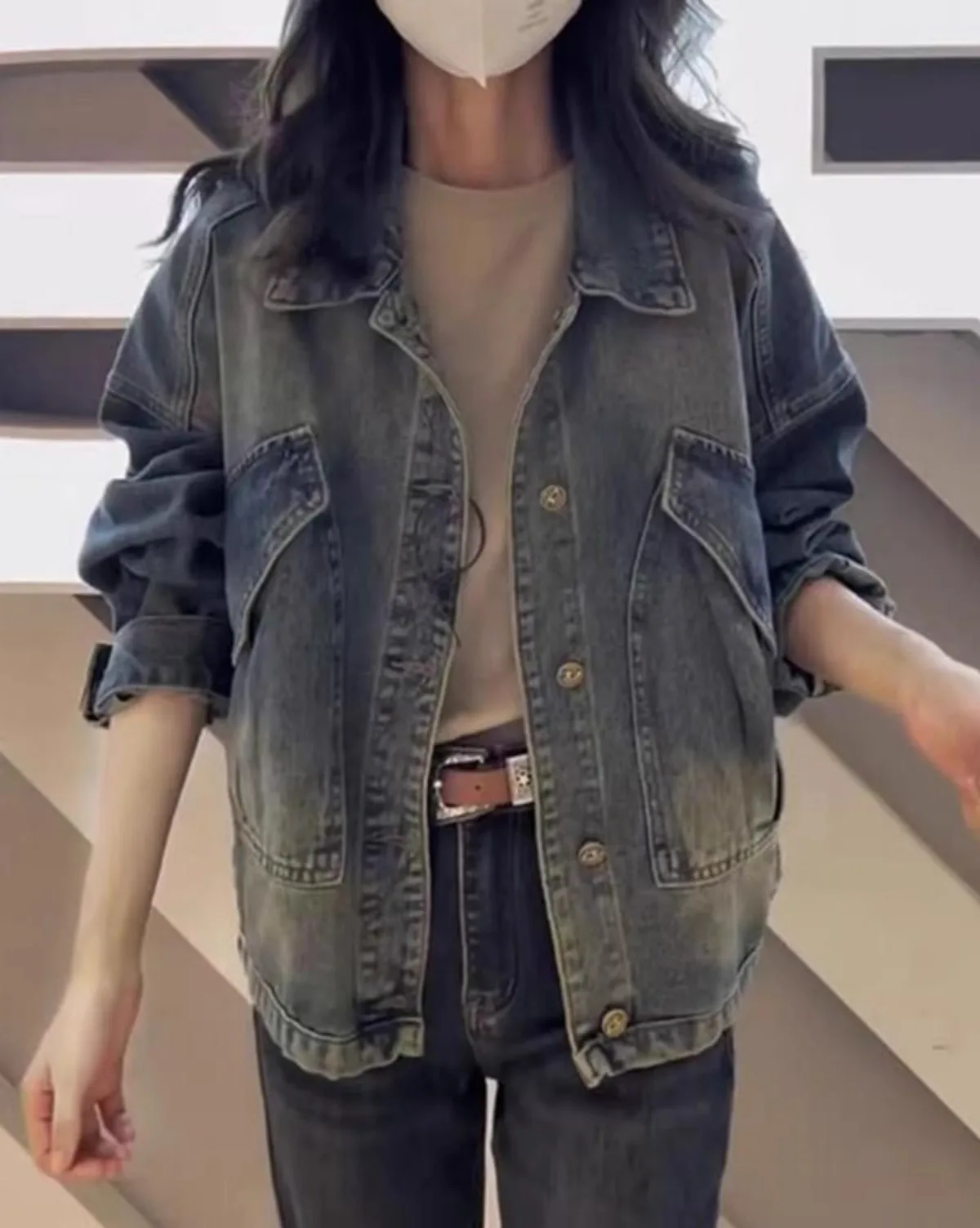 

Джинсовые пальто женские осенние двубортные лоскутные аппликации большие облегающие плиссированные молодежные универсальные куртки на шнурке