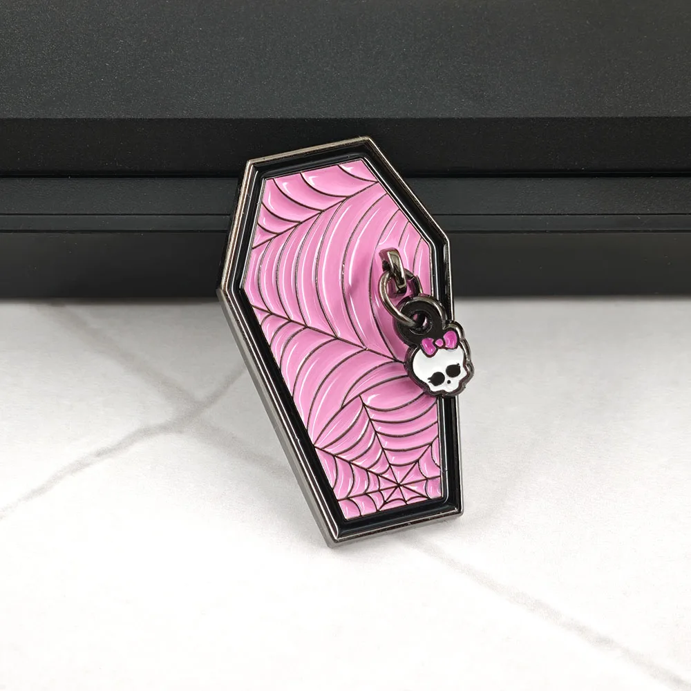 Goth Pink Sarg Spinnennetz Emaille-Pin Niedlicher Totenkopf Schleife Metallbrosche Punk-Abzeichen Taschen- und Kleidungsschmuck Geschenk für Frauen und Freundinnen – Detail 7