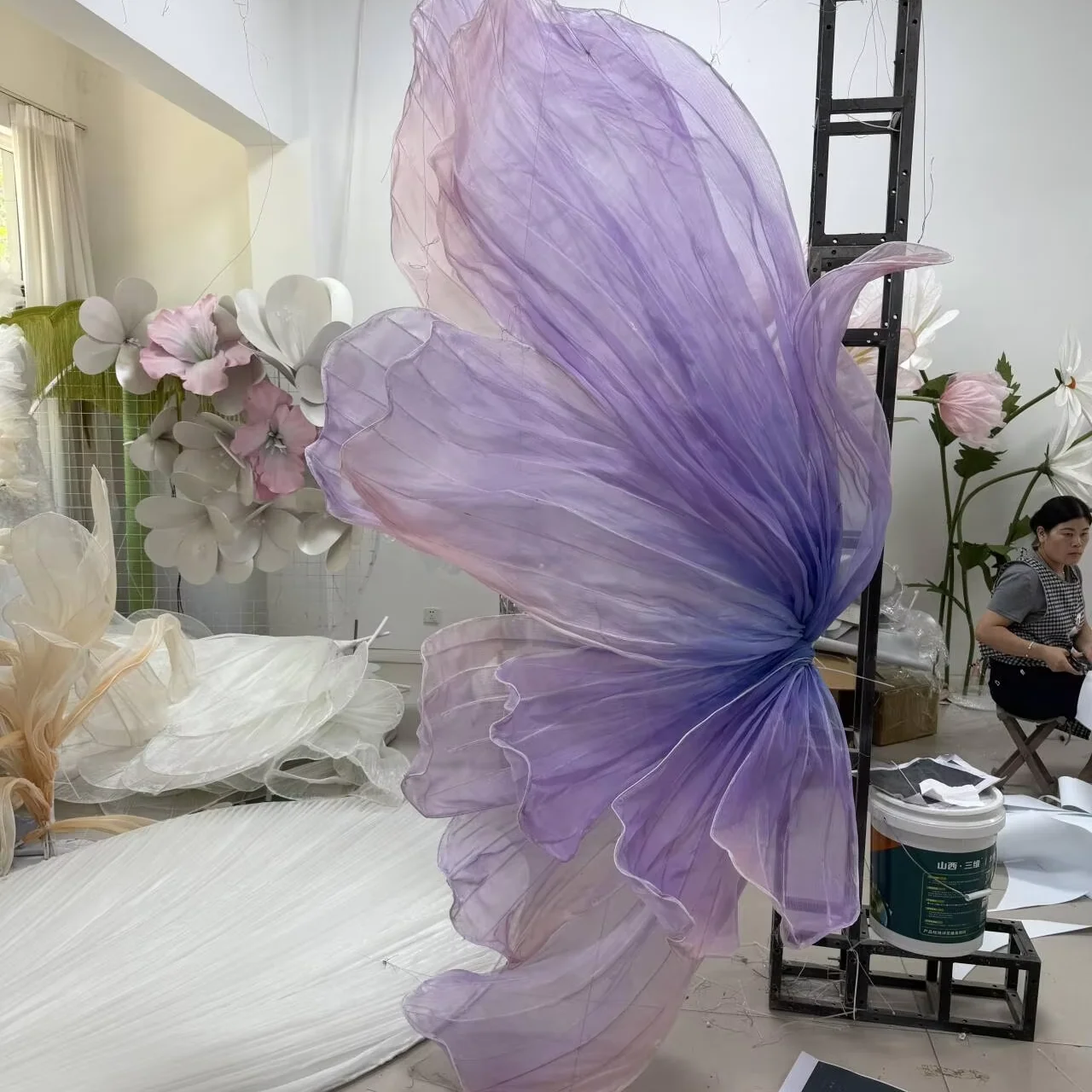 مخصص العملاق الأورجانزا أجنحة الفراشة تركيب فني كبير في الهواء الطلق داخلي حفل زفاف الديكور النحت