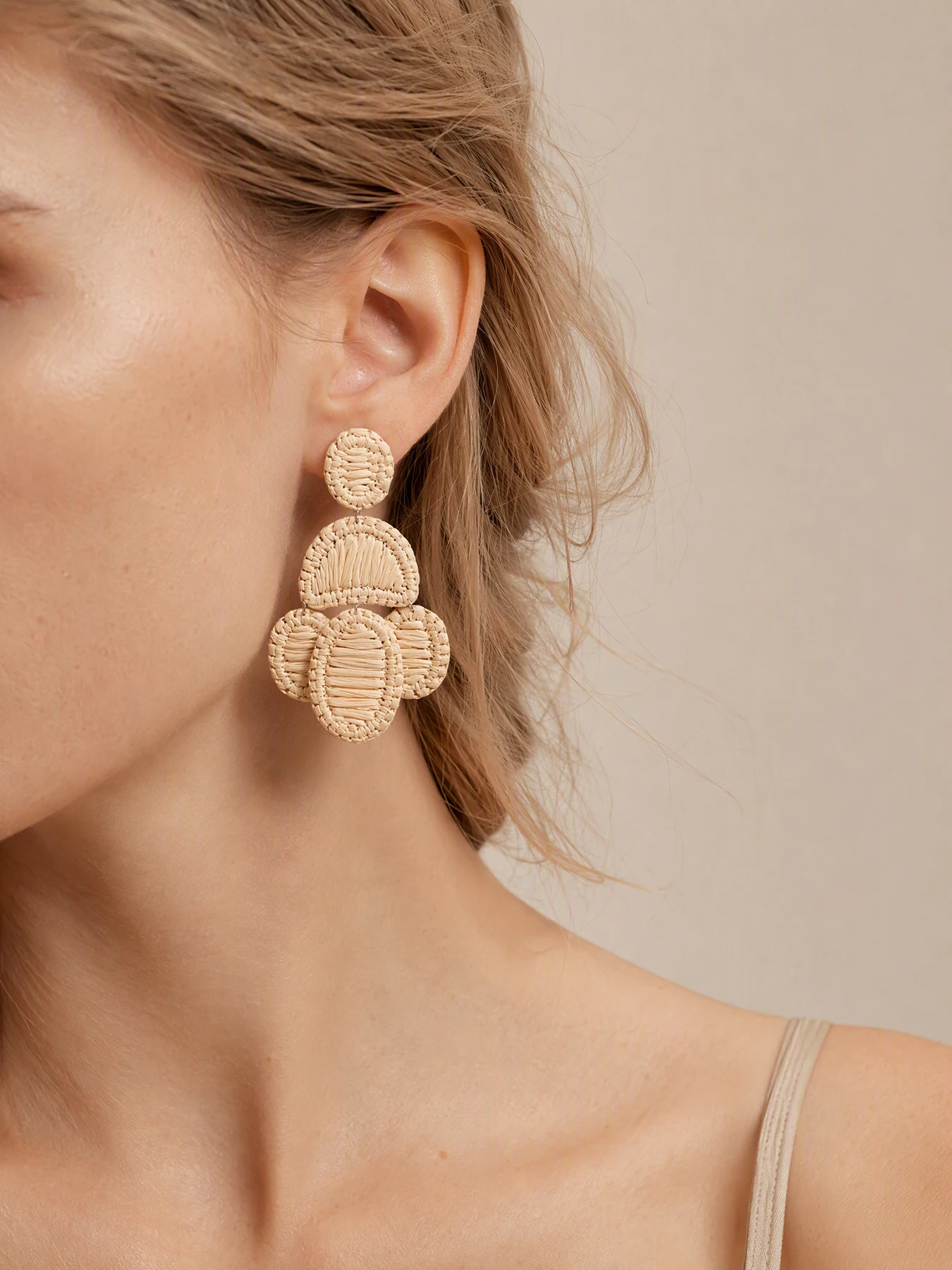 Hand‑Woven Raffia Dangle Drop Earrings for Women, Bohemian Multi‑Layer Rattan Straw Statement Pierced Earrings Vacation Jewelry