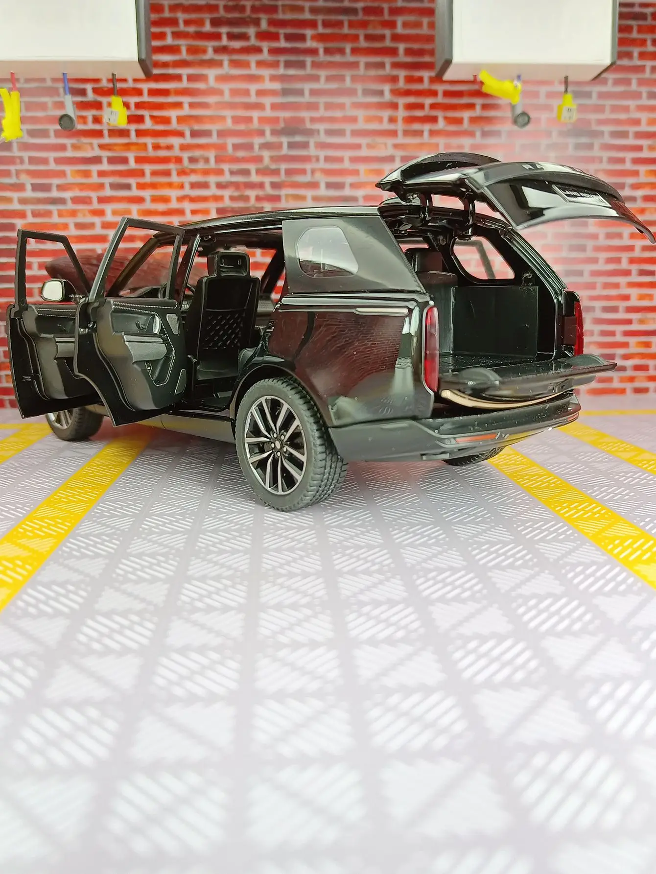 1:24 SV2022 alloy off-road vehicle model car has four doors and trunk door can also be opened  rich details, fine workmanship