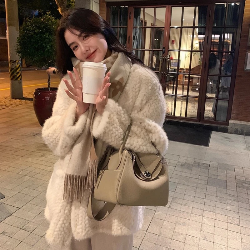 욜란페어리 리얼 밍크 퍼 코트 여성 겨울 라운드 칼라 긴팔 젊은 감각의 출퇴근용 중간 길이 밍크 퍼 코트 2025