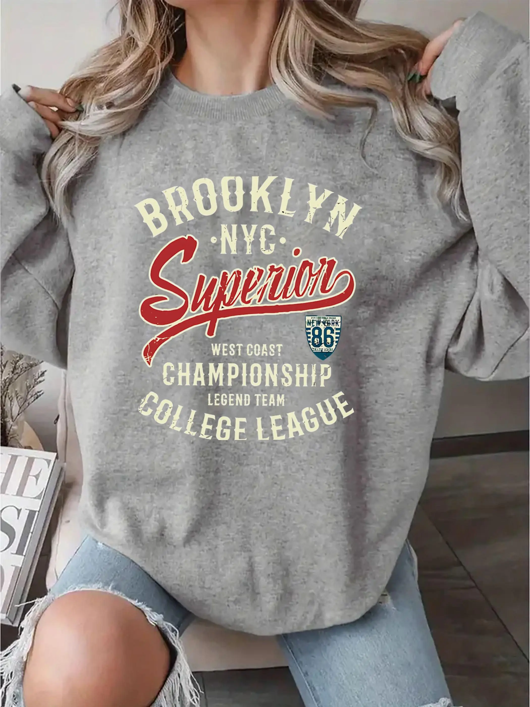 여성용 패션 스웨트셔츠 브루클린 컬리지 얼라이언스 테마 패턴은 '브루클린 NYC 엑설런스'와 같은 단어와 배지를 결합한 것입니다.