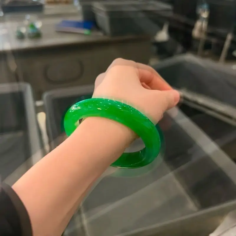 High-end ice jade imperial green bracelet brings wealth and prosperity