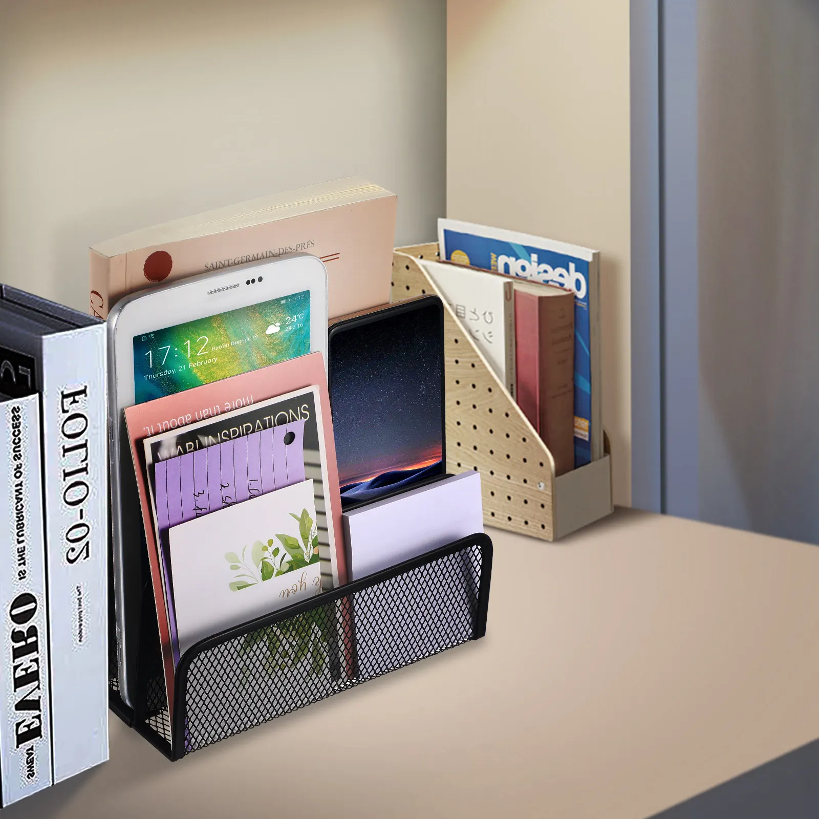 Organisateur de fichiers de bureau à trois compartiments, construction en métal et maille, surface lisse, coins arrondis pour documents, lettres et magazines.