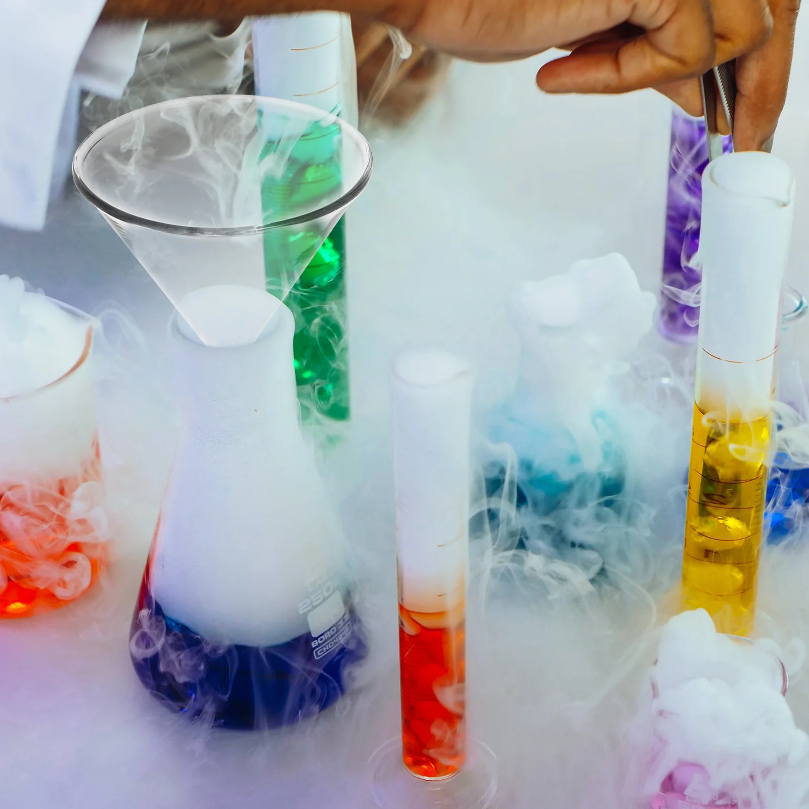 Imbuto in vetro Triangolo solido Spessore Resistente alle alte temperature Chimica analitica Imbuto per alimentazione chimica Strumento riutilizzabile