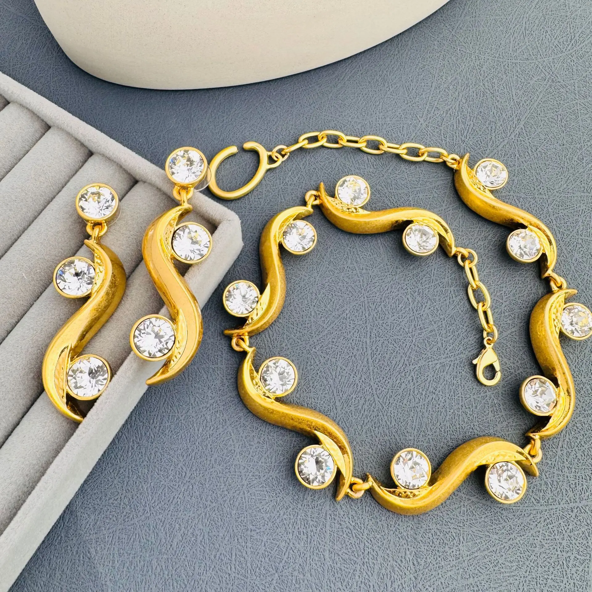 

Oscar-style antique rhinestone vintage women's earrings