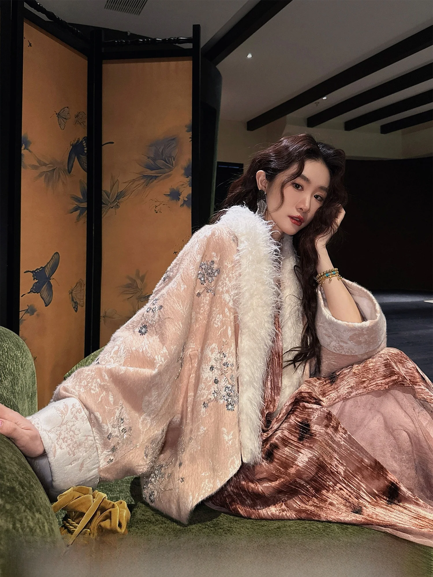 

Женская зимняя куртка Sanji Bla Flower из хлопка в новом китайском стиле, с пайетками, вышивкой, многослойная, разноцветная, тканая, в стиле пэчворк, Zen M...