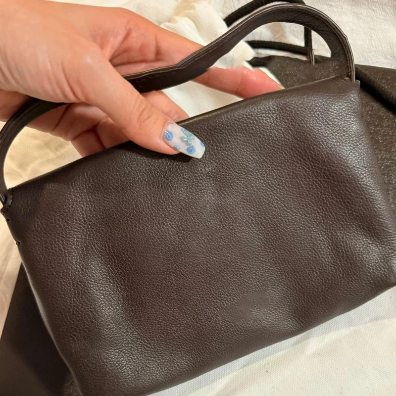 حقائب يد صغيرة من الجلد الطبيعي بأحرف أولى مخصصة للنساء، حقائب يد ومحافظ فاخرة بتصميم جديد لعام 2026، حقيبة معصم مزخرفة بأزرار من جلد البقر الطبيعي جودة عالية ًالشحن مجانا وصول الشحن السريع