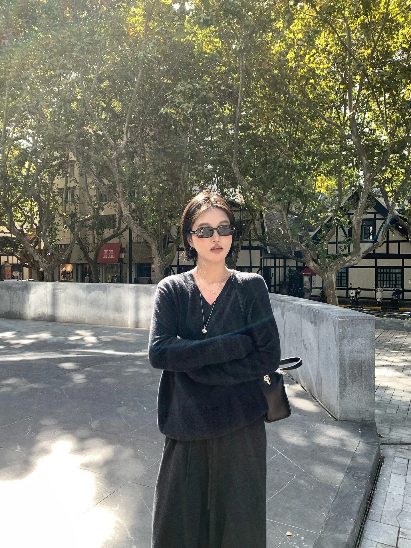 

Комплект Rimefrost: повседневные брюки и свитер с V-образным вырезом, 25W, 00 Camere, комфортный, дышащий, женский, с длинным рукавом, стандартный крой