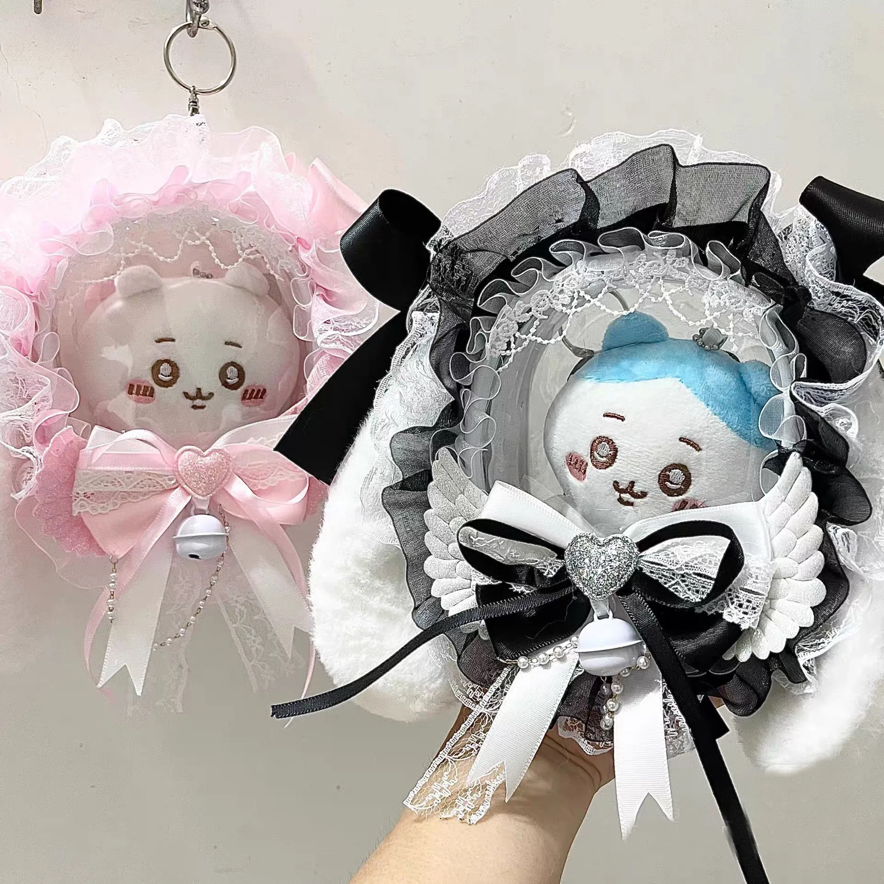 

Сумка для кукол в стиле аниме, подходит для коллекционера кукол 10 см, кружевной декор с бантом, плюшевые уши, прозрачный чехол из ПВХ для хранения с брелоком