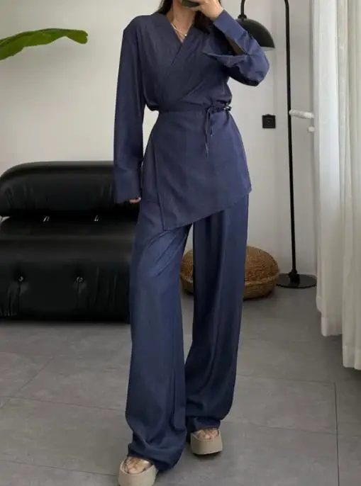 

2025 Минималистичный комплект из топа с v-образным вырезом и длинными рукавами на шнуровке и широких брюк с высокой талией, осенний однотонный женский повседневный комплект