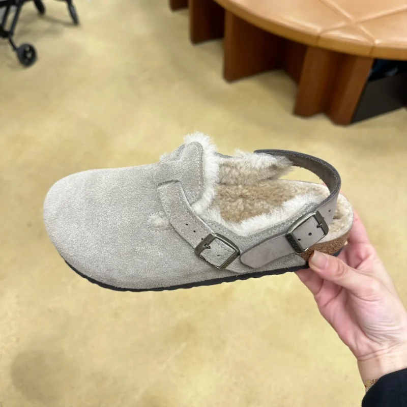 

Стильные замшевые сабо с пряжкой. Удобная плюшевая повседневная обувь. Мягкая зимняя теплая обувь. Туфли на нескользящей пробковой подошве.