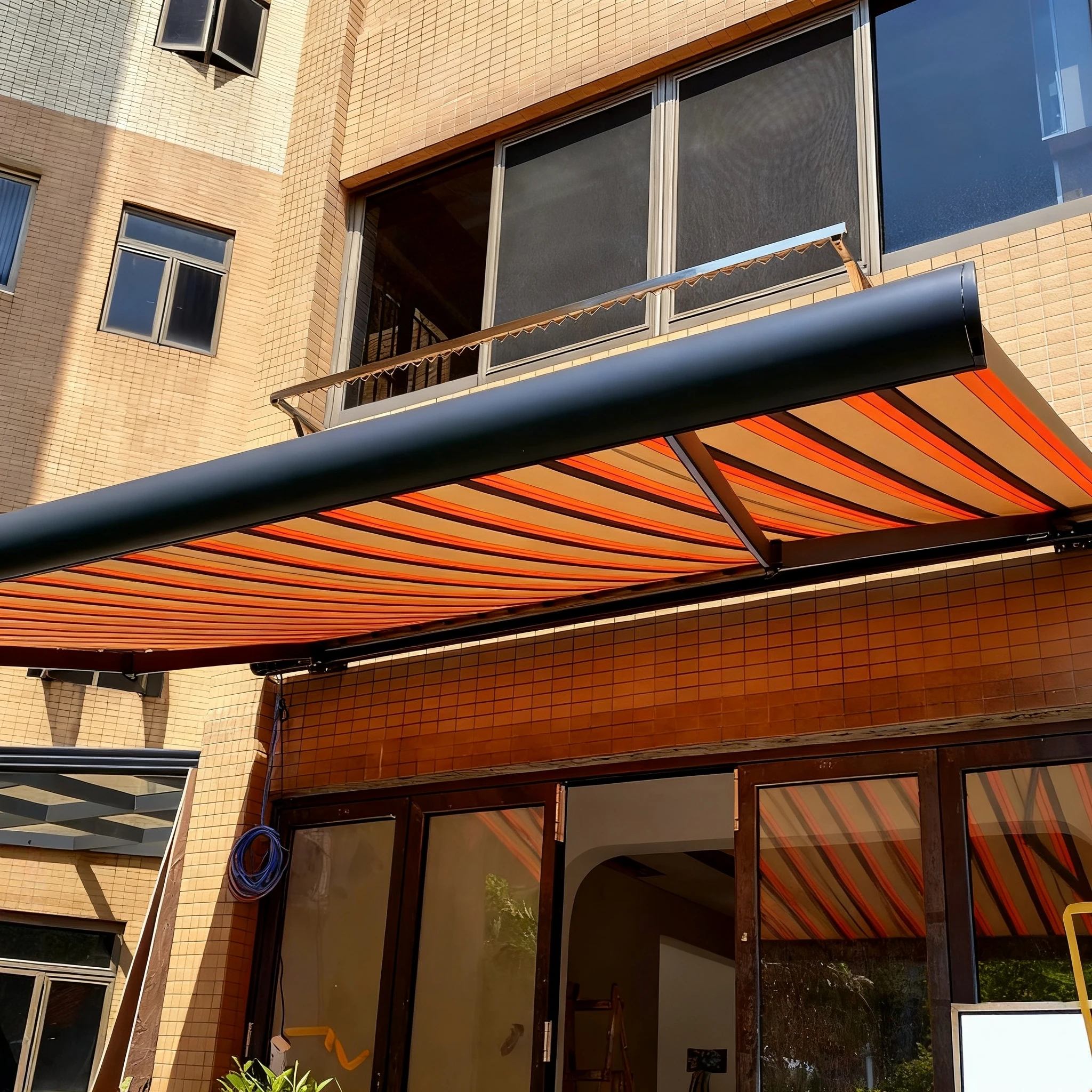 Factory Direct Sales Modern Luxury Electric Aluminum Alloy Retractable Canopy Outdoor Rain Shelter Villa Sunshade Remote Control