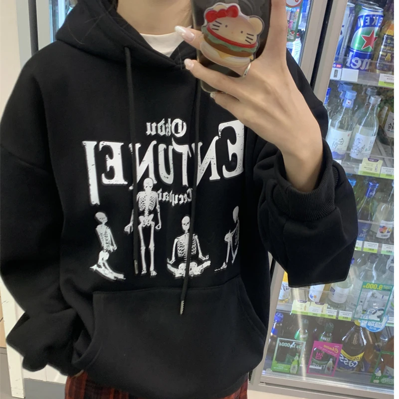 الأمريكية الرجعية رسالة الجمجمة طباعة مقنعين المرأة البلوز الشتاء المخملية فضفاضة موضة الهيب هوب المعتاد البلوز البلوز