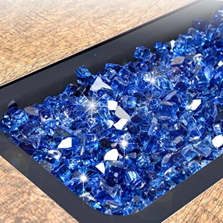 Modern utomhuseldstad med reflekterande glas