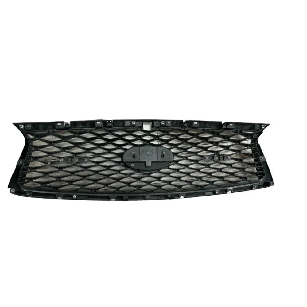 Pièce auto OE 62310-6HH0B pour Infiniti Q50 2018-2019, modèles Q50 2018 avec calandre bas de gamme et finition noir brillant intégral.