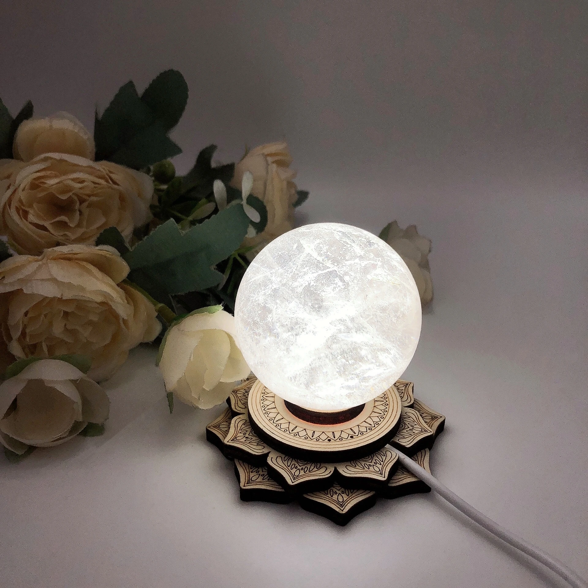 Lampka nocna Lotus Tower Drewniana bransoletka Kula Stojak Uchwyt LED 3D Kryształowa kula Podstawa Home Decor