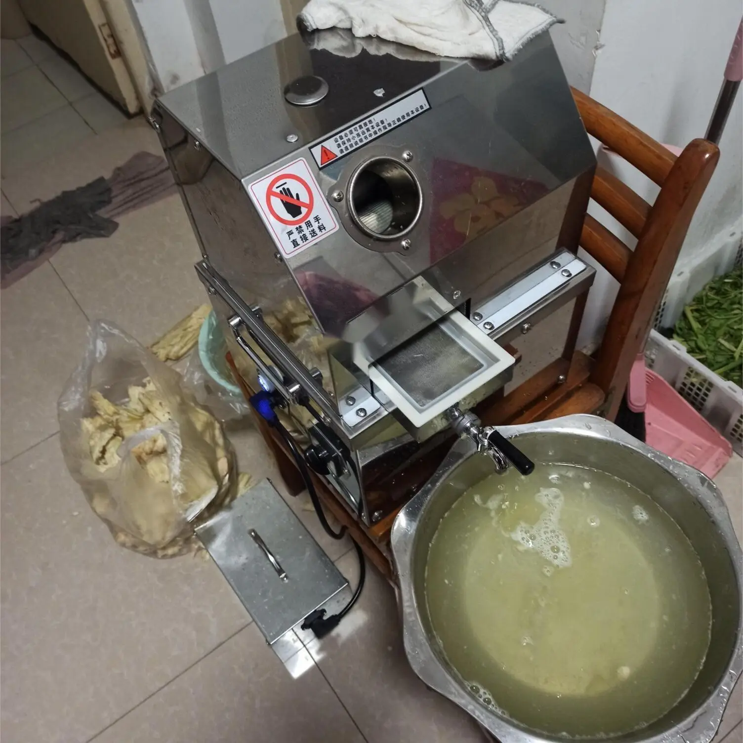 業務用サトウキビジューサー 自動ステンレス製卓上サトウキビマシン サトウキビジュース絞り器 サトウキビクラッシャー