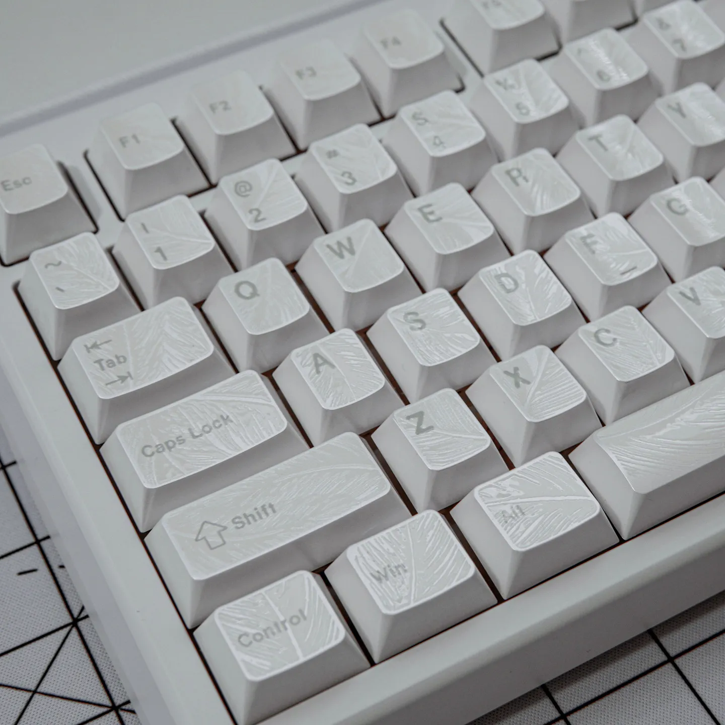 Silver Feather Engraved Keycaps Dye-Sub Cherry Profile PBT Keycaps for Mechanical Gaming Keyboard Mad60/M6lite/Rakka/Venom60