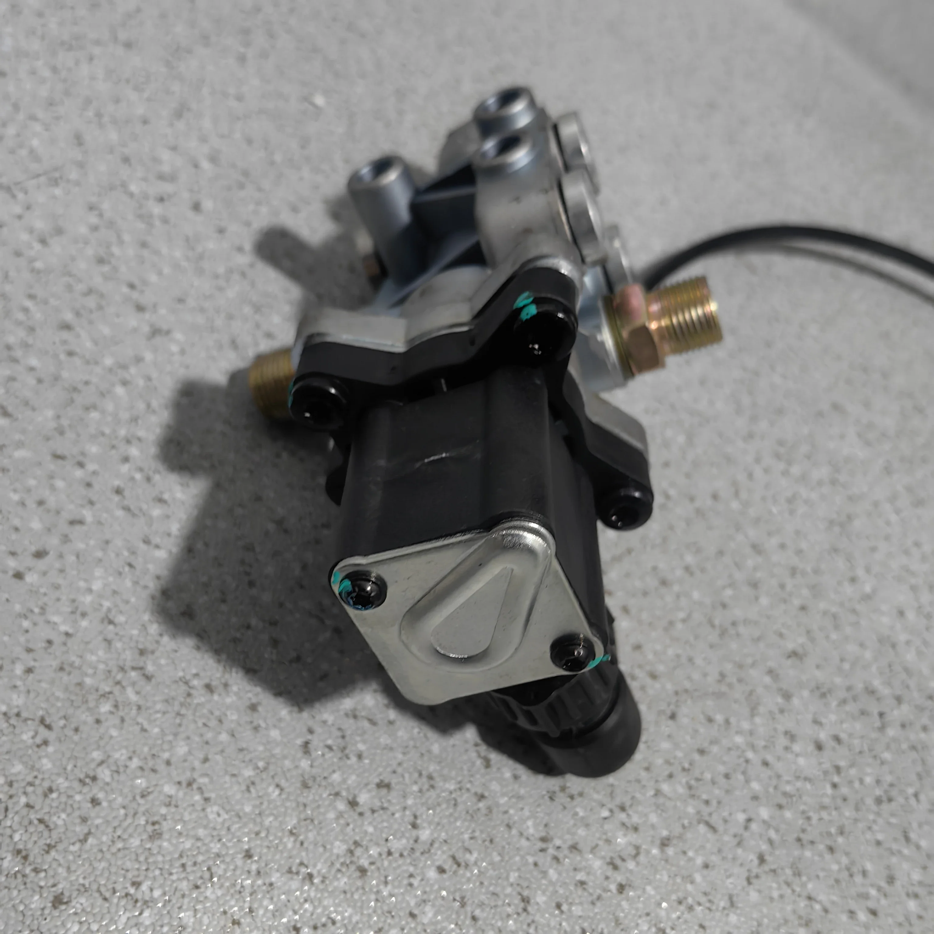 Special silent solenoid valve for lifting bridge