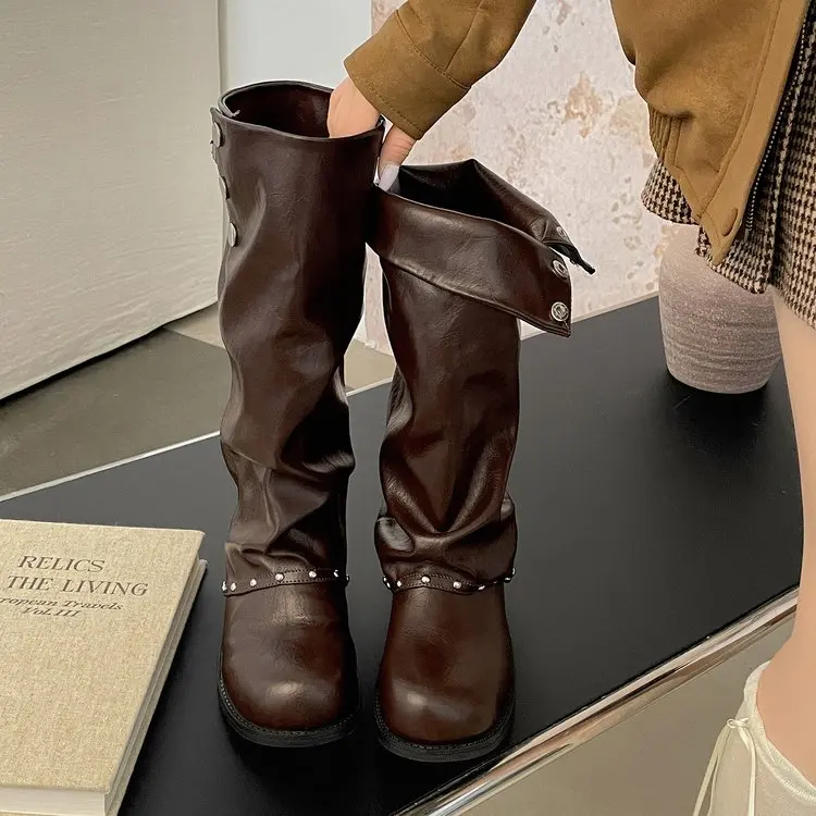Damen-Stiefeletten mit über dem Knie reichender Länge, Nietenverzierung, lockere Passform, Leder, seitliche Schnalle, runde Zehenpartie, niedriger Absatz, Vintage-Streetwear-Schuhe – Detail 8