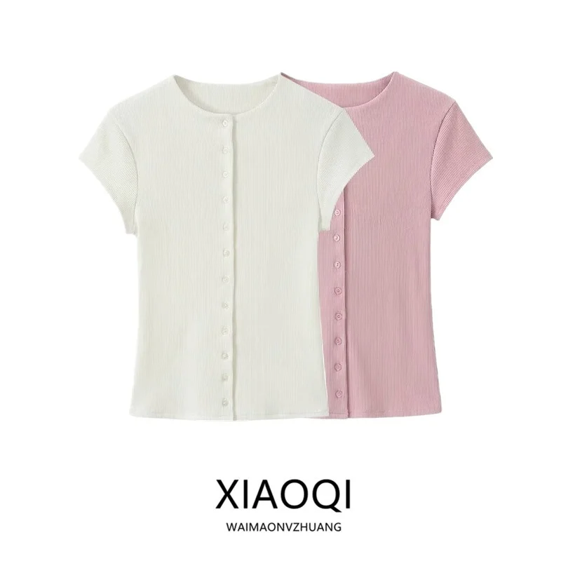 T-shirt is a new woman for the spring of 2026 with a narrow, straight, short sleeves and a planned conversation with button details, the latest fashion advice