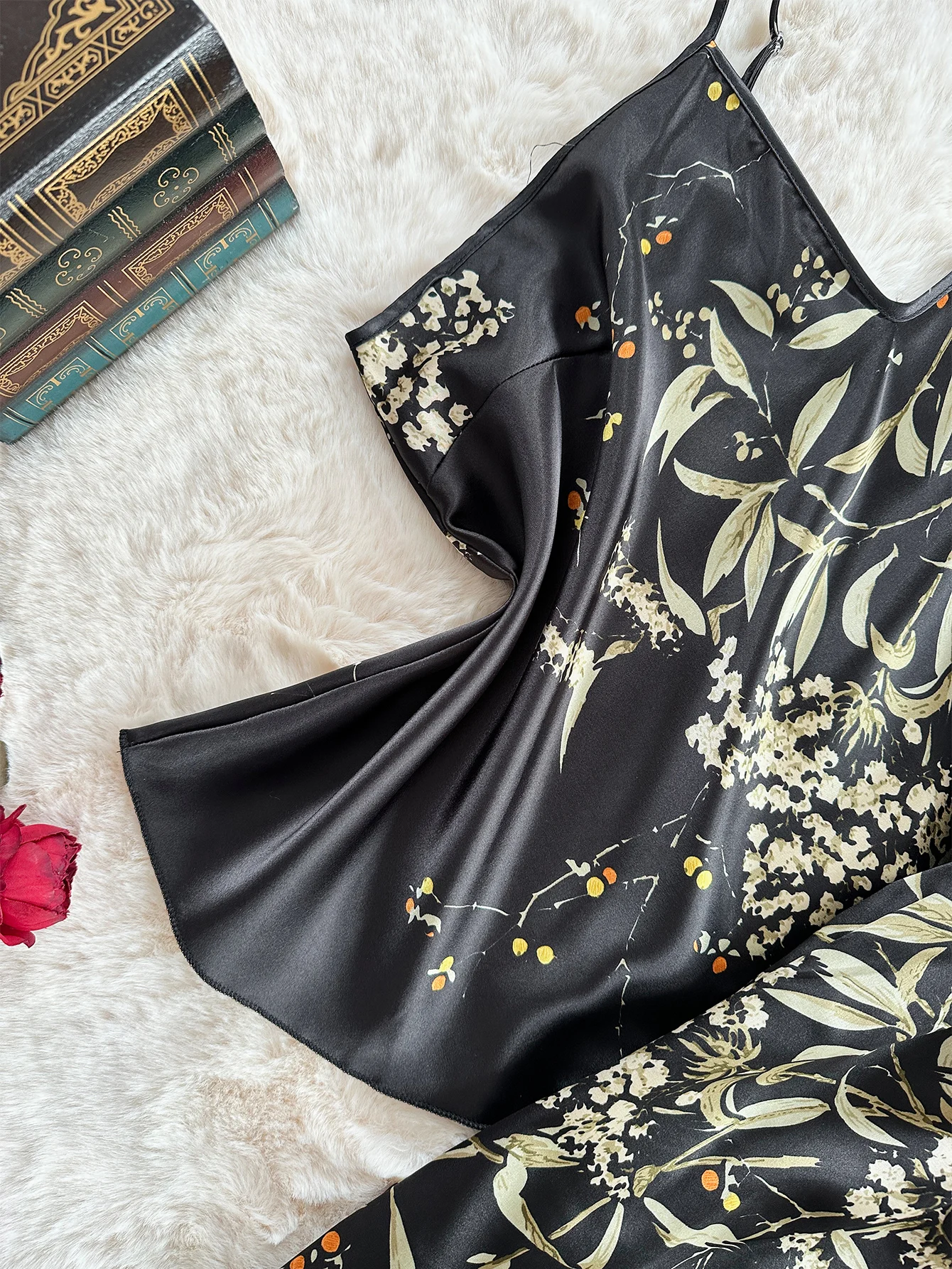 Neues Damen-Pyjama-Set mit Kirschdruck, ärmellos, V-Ausschnitt, sexy Nachtwäsche, modische 2-teilige Homewear für Sommer und Frühling. – Detail 6