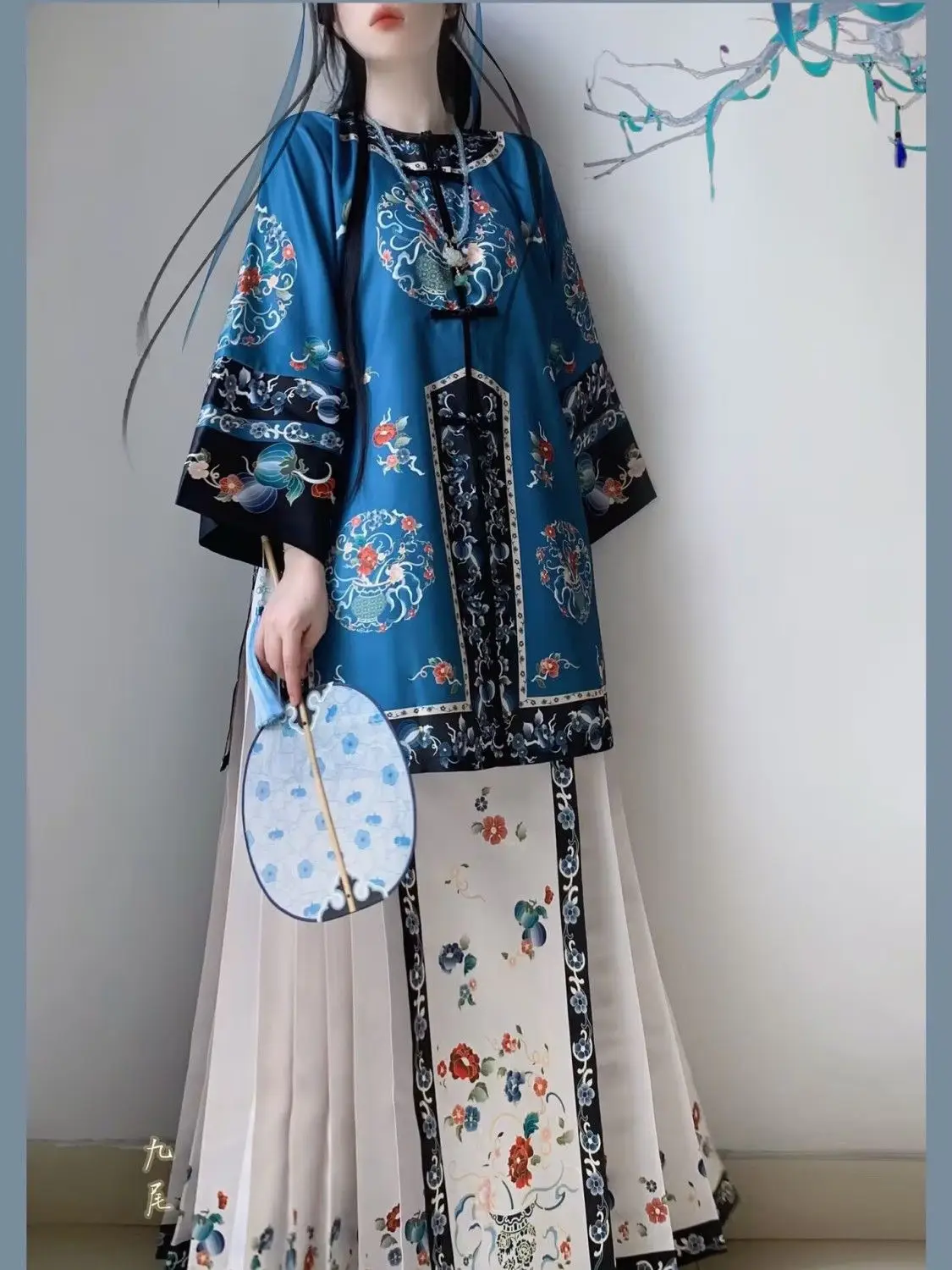 

The new Qing dynasty Hanfu female restoration front round collar antique national clothing heavy printing horse skirt set