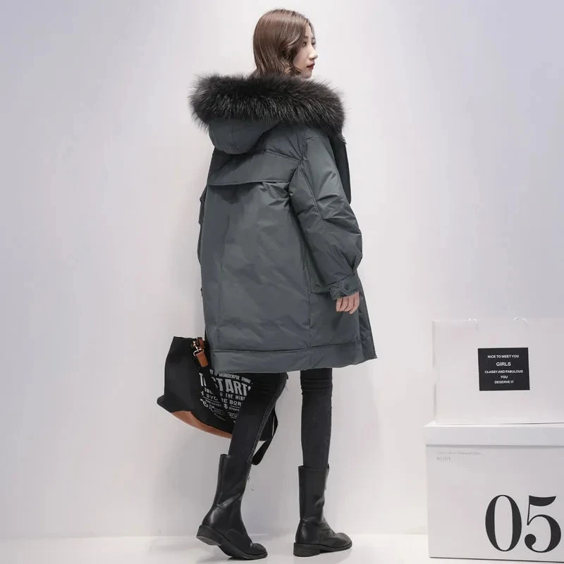 سترة نسائية متوسطة الطول 2026 شتاء النسخة الكورية الجديدة أنثى ريال الراكون الفراء طوق موضة 90% معاطف بيضاء أسفل البط #4