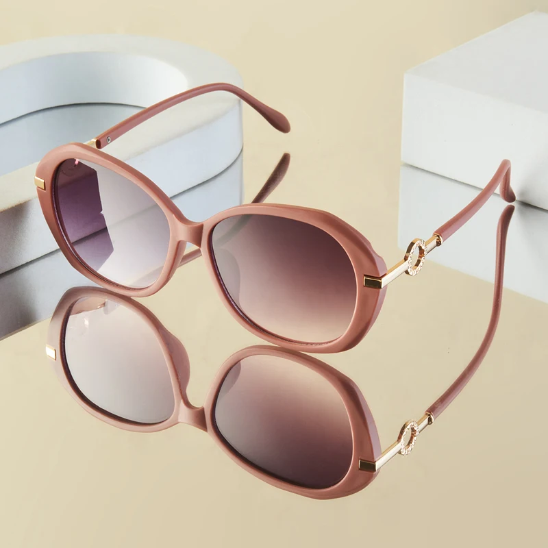 1 個の女性のファッションメガネ新しいスタイルのライトラグジュアリーラウンドフレーム個性トレンディなハイエンドエレガントな多用途顔の形を整えるスーツ