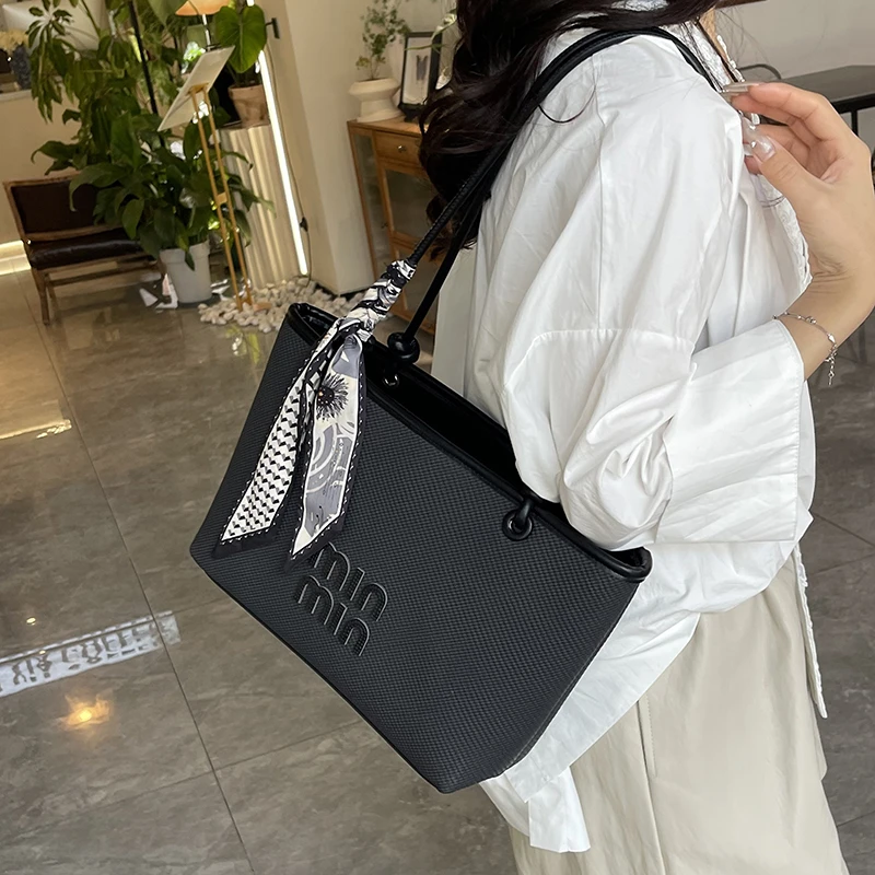 

Fashionable Elegant Light Luxury Minimalist Crossbody Bag Niche Design Stylish Portable Bag for Women Outdoor Daily Use