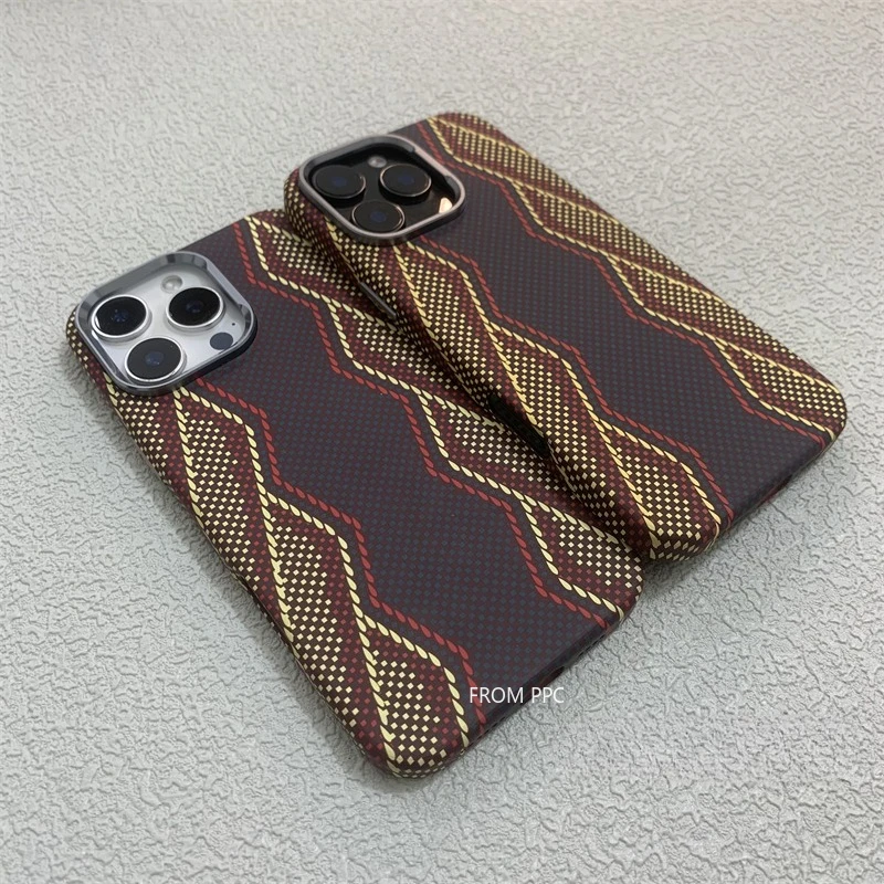 iPhone 17/16 Pro Max用 スネークプリント マグネット式ケースカバー MagSafe対応 カーボン調 ハードPC製 スマホケース カメラレンズフレーム保護付き