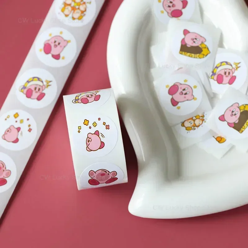 500 sztuk Kirby Cartoon naklejki 2.5cm okrągła etykieta uszczelniająca pieczęć do kopert naklejka do albumu DIY uroczy prezent dekoracje etykiety naklejki