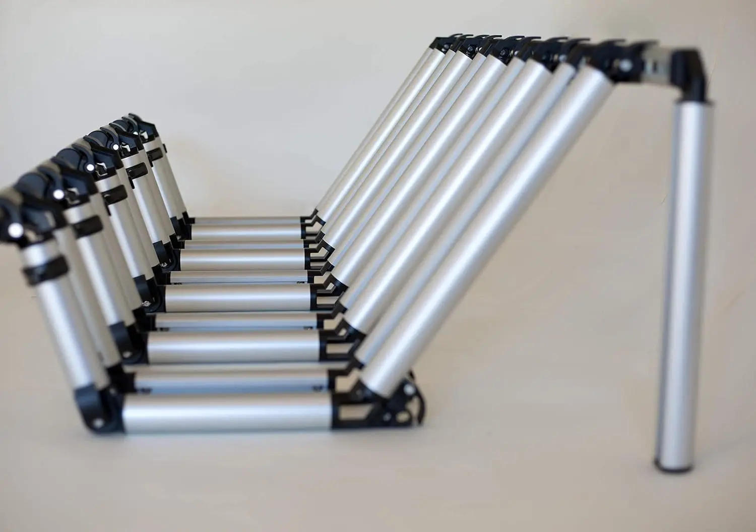 رف سرير شاحنة من الألومنيوم مكون من 4 دراجات - مناسب عالمي للشاحنات كاملة الحجم مع حامل عجلة وميزة نط الإطارات الأمامية #6