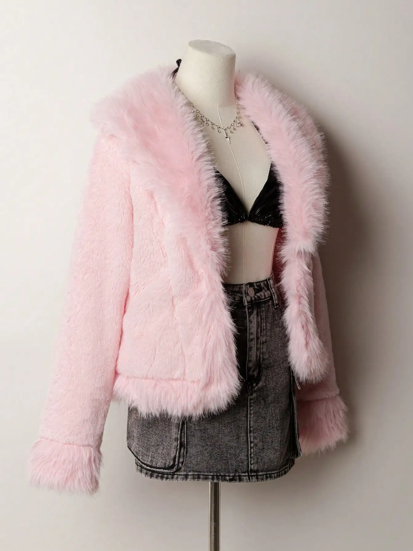 

Розовая короткая куртка из искусственного меха с пушистым воротником и манжетами, повседневная зимняя верхняя одежда