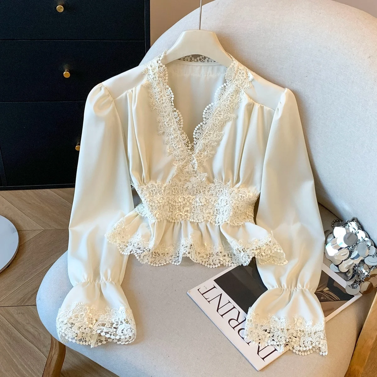 

Весенне-летняя женская блузка с V-образным вырезом из кружева и шифона, приталенная, в дворцовом стиле, с плиссировкой и длинными рукавами