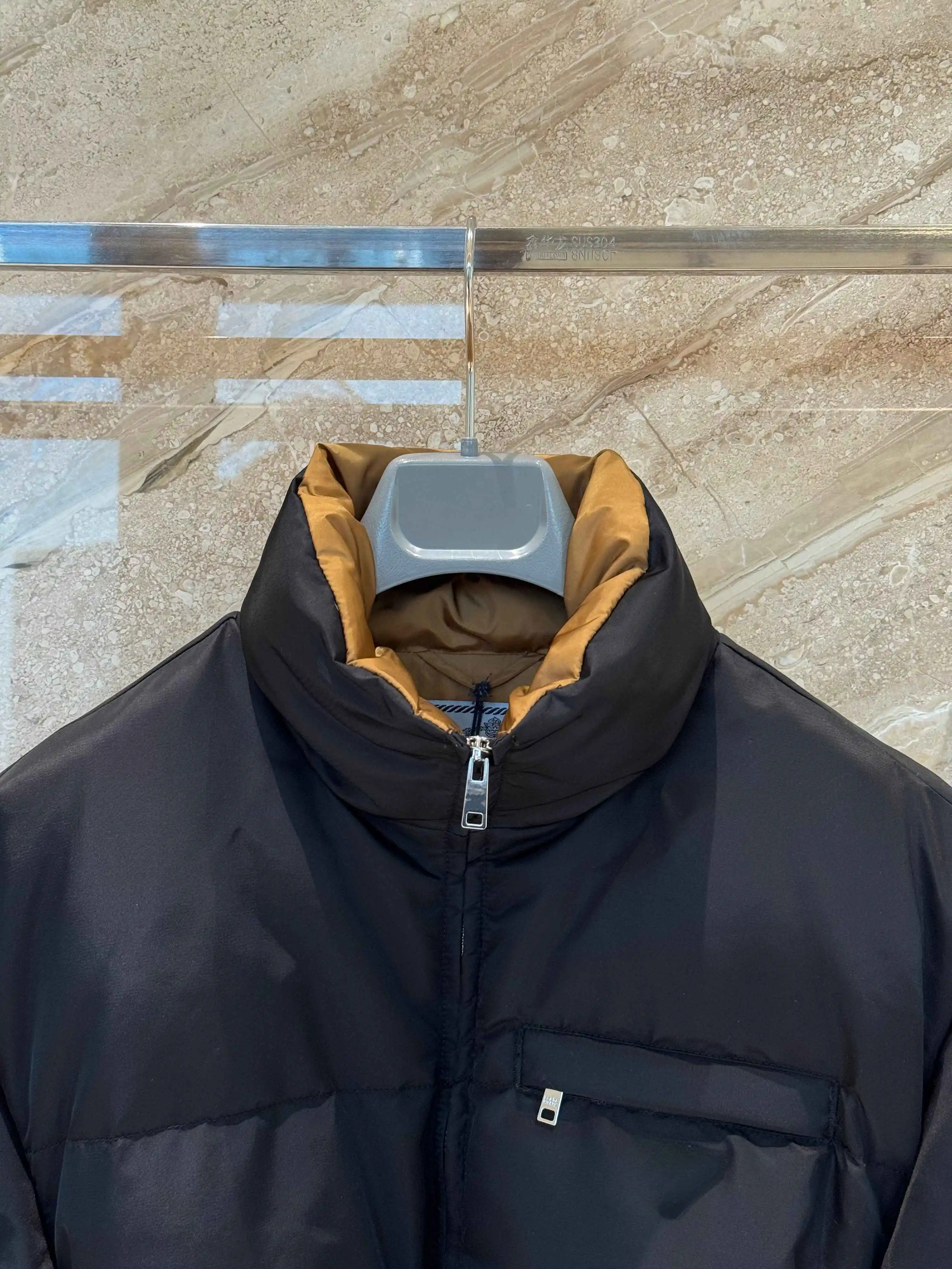 2025 Inverno Nuovo Re-Nylon 90 Piuma d'oca bianca con cintura di media lunghezza Colletto rialzato Parka dritto versatile